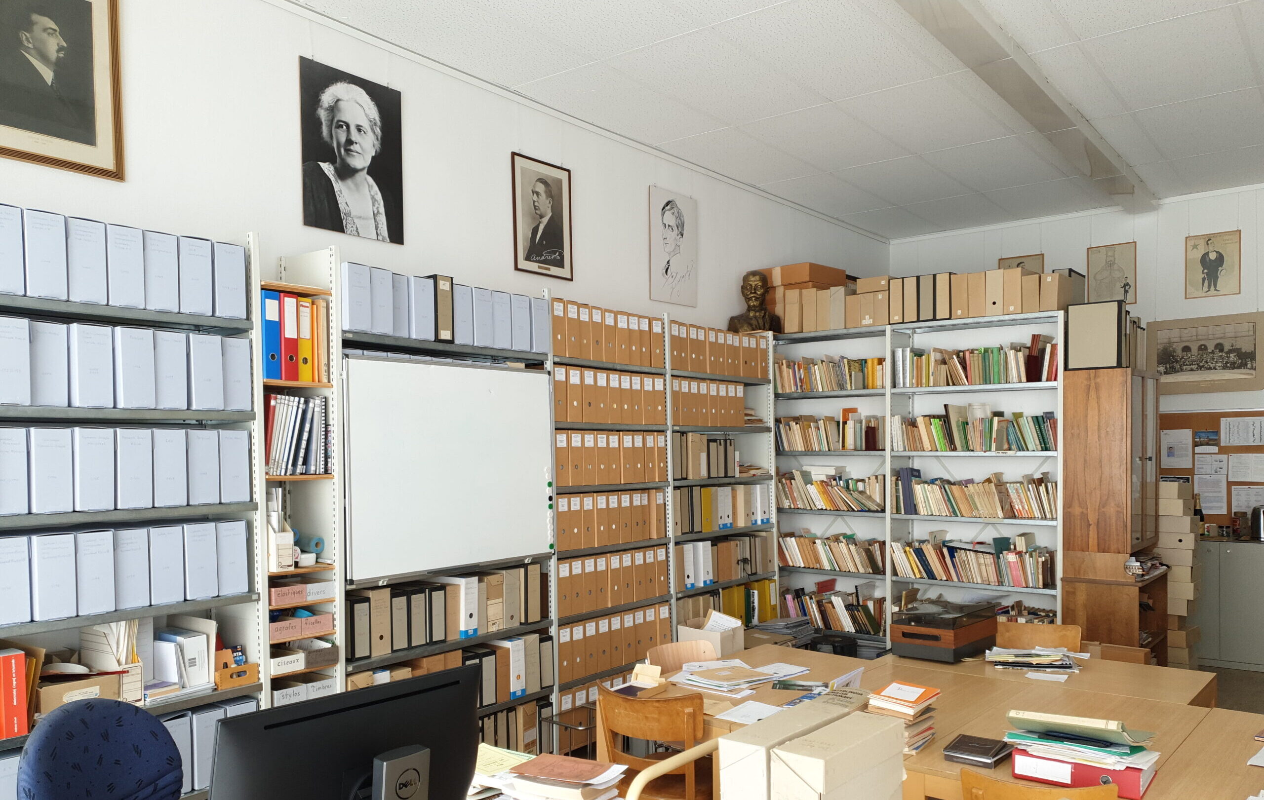 La salono de Centro de Dokumentado kaj Esploro pri la Lingvo Internacia (CDELI) en La-Chaux-de-Fonds, Svisio. CDELI estis iniciatita de Claude Gacond en 1954 kaj nun estas fako de la urba biblioteko. Foto: