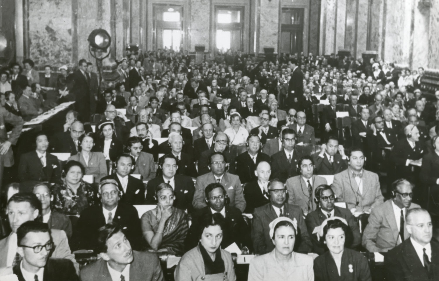 La ĝenerala asembleo de Unesko kunvenas en Montevideo en 1954.