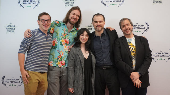 La skipo de "La Dresado de la Megero”, fotita dum la ruĝtapiŝa premiero en Atlanta en Usono, kie 12 el la 26 filmoj estis faritaj. De maldekste dekstren: Ryan Bommarito, Noah Rodden, Morgan Messina, Alekso Miller, Jeff Rick. Morgan aktoris en 3 filmoj. La aliaj reĝisoris po 1. Foto: Nico Heilbrunn.